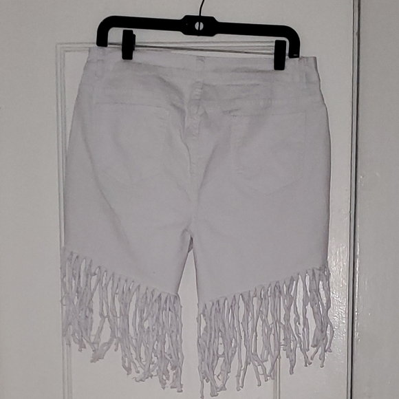 Shorts - Picture 3 of 5